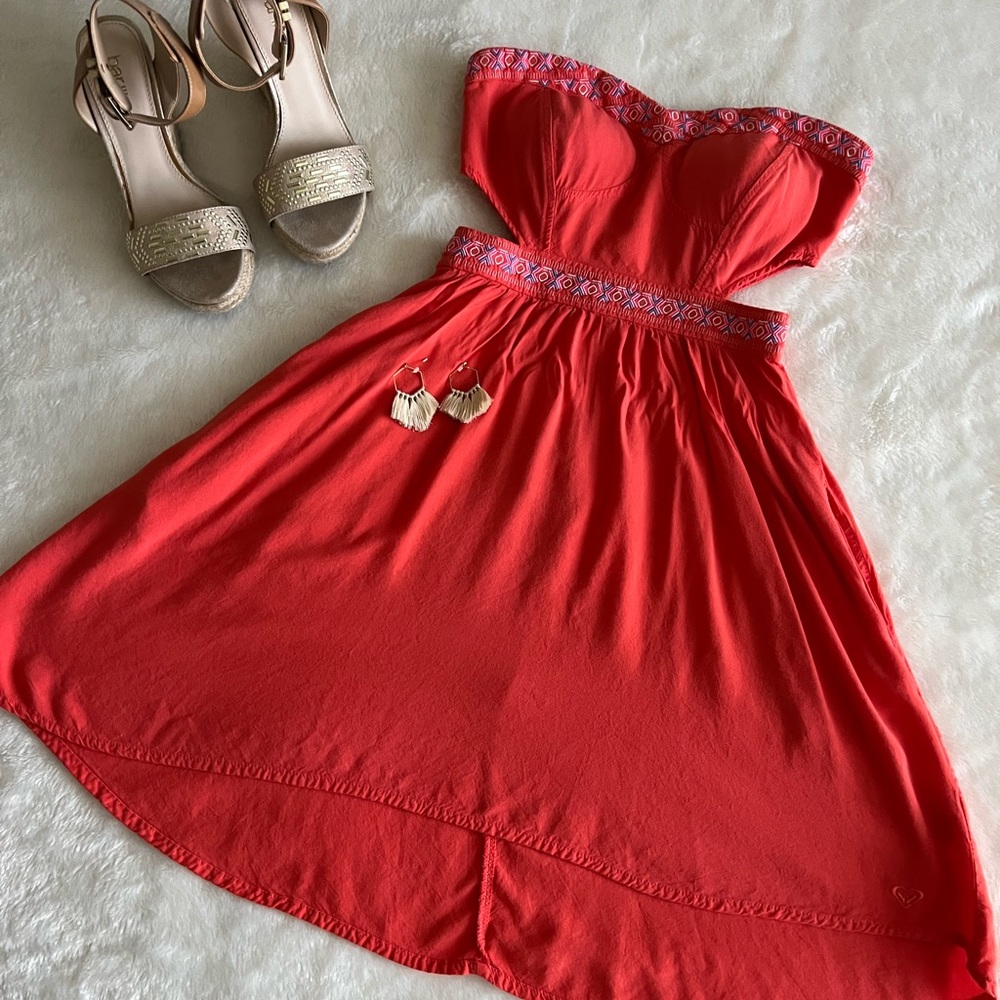 Gorgeous Roxy tube top dress with side cutout. Perfect summer dress. ☀️👗